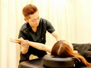 整体を受ける女性
