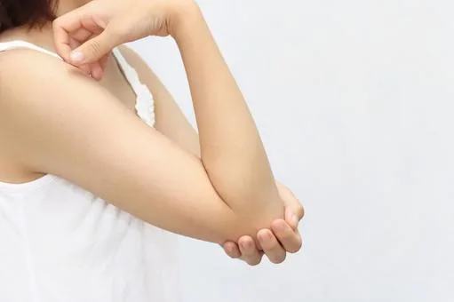 女性の肘