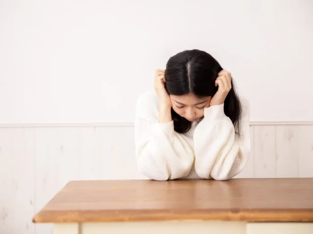 頭を抱える女性