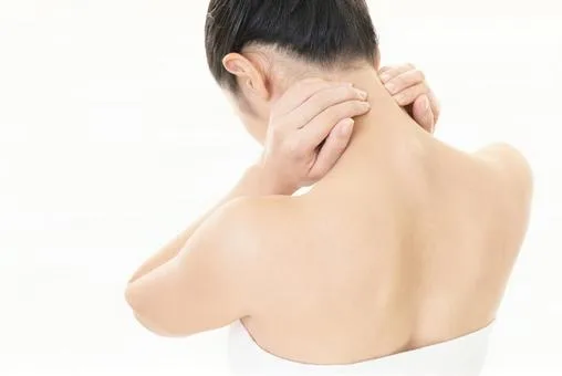 肩や首を触っている女性