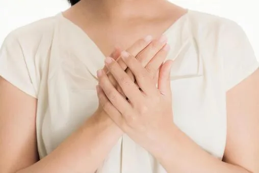 胸に手を当てる女性