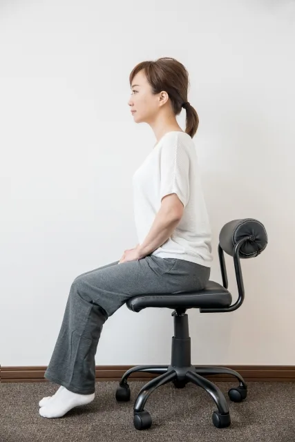 椅子に座る女性