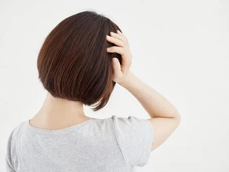 頭を抱える女性