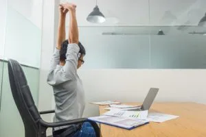 パソコン作業で疲労している男性
