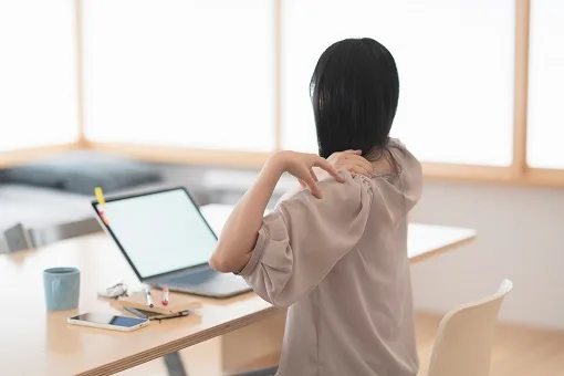 肩が凝っている女性