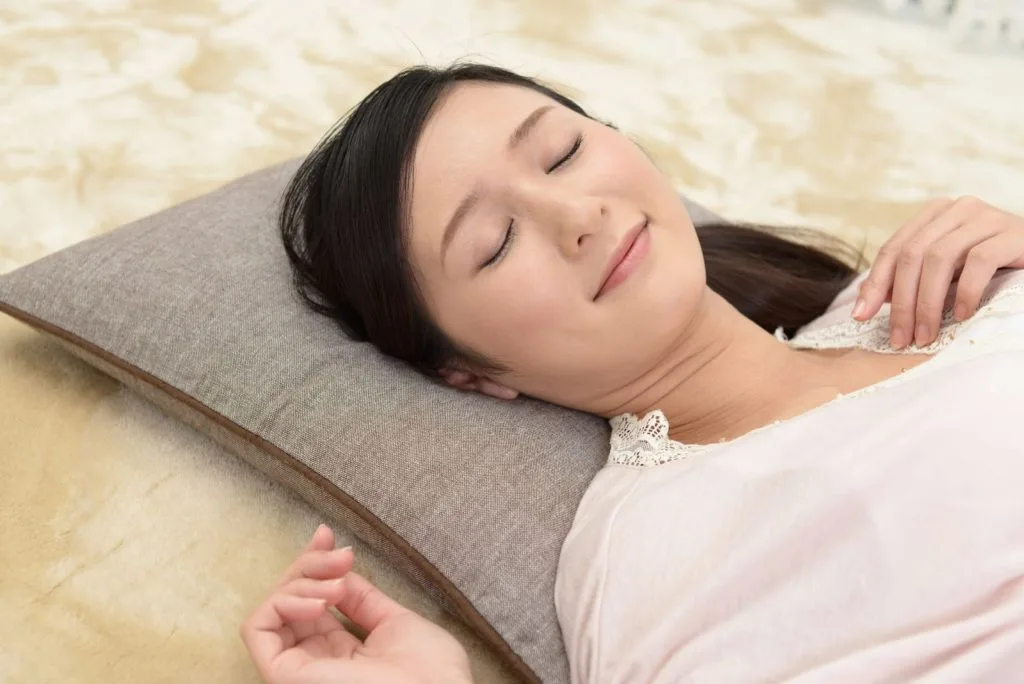 寝る女性
