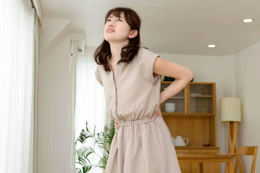 腰を痛めた女性