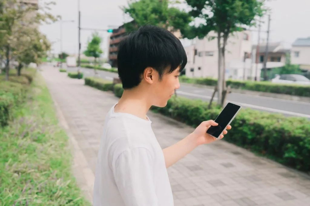 スマホをいじる人