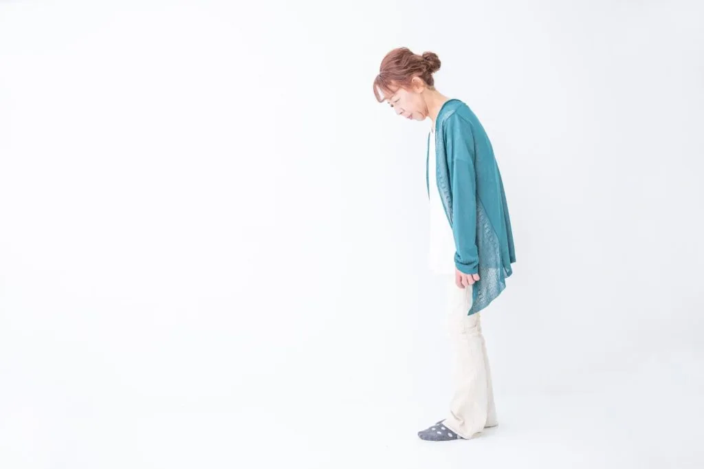 姿勢の悪い女性