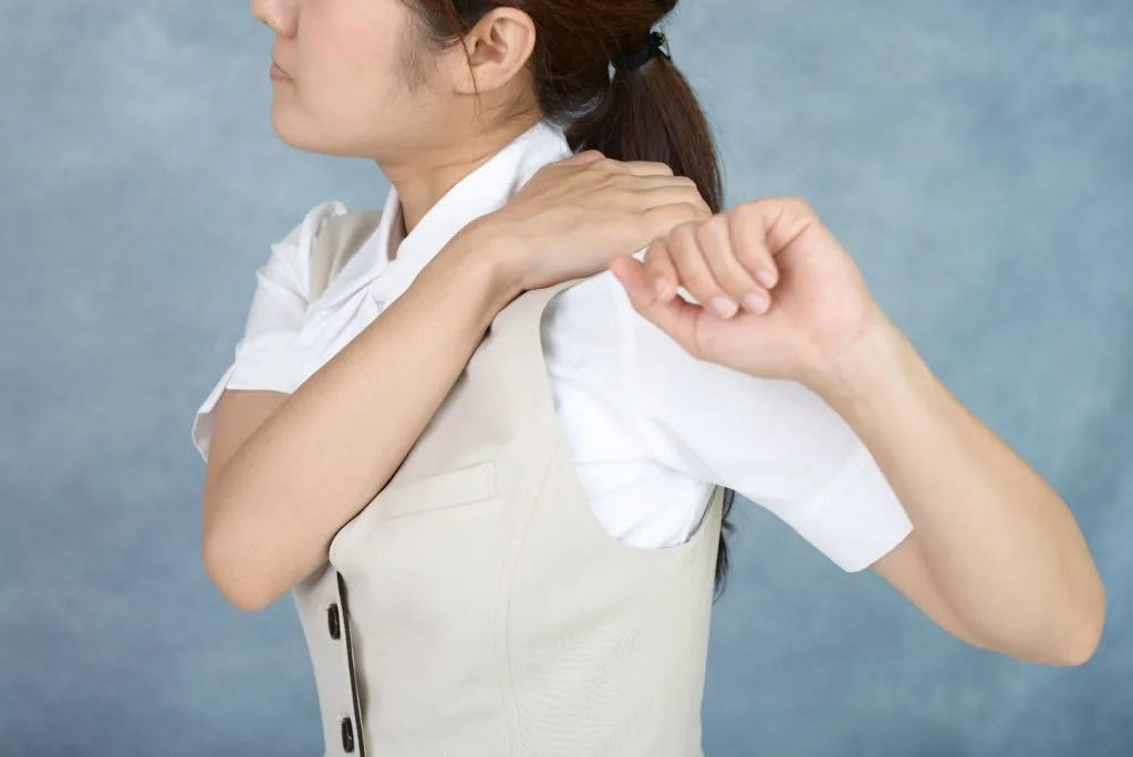 肩を回す女性