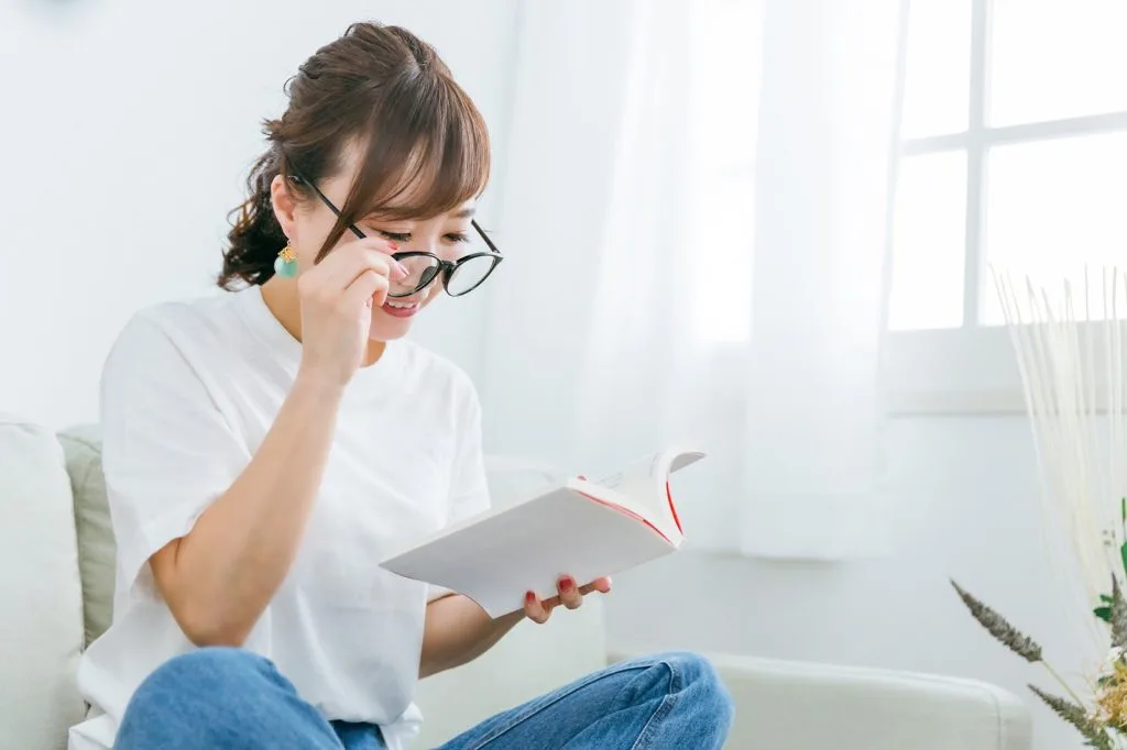 本読むメガネをかけた女性