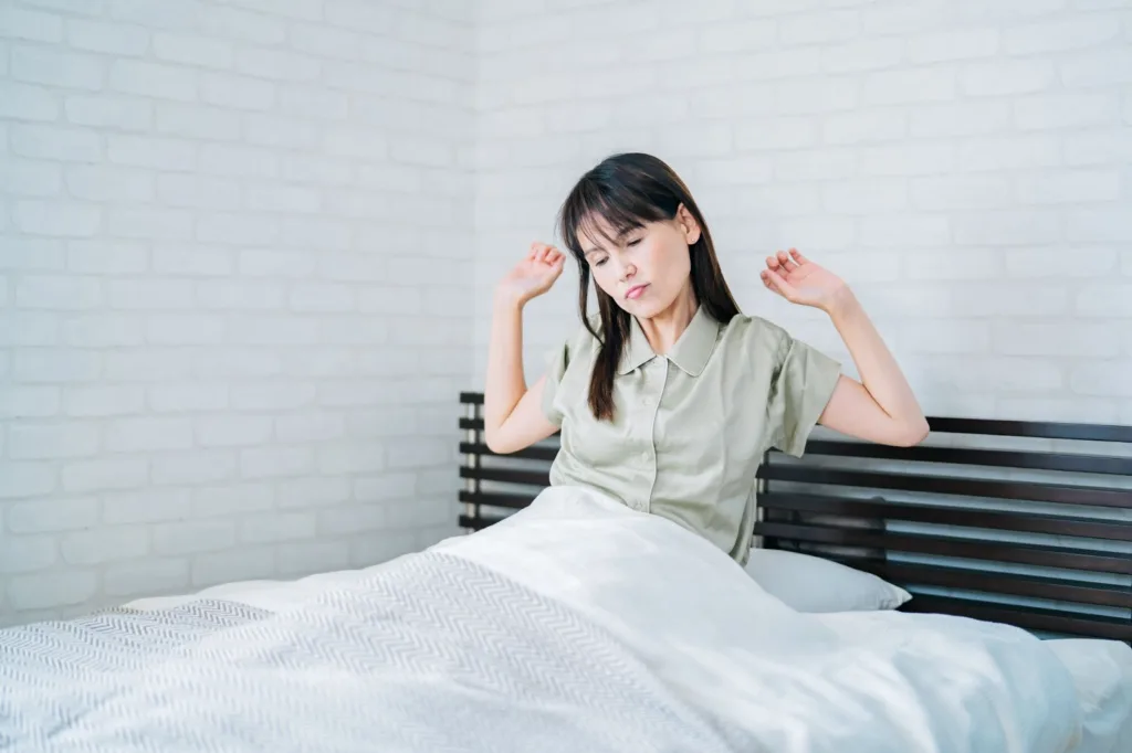 寝起きの女性