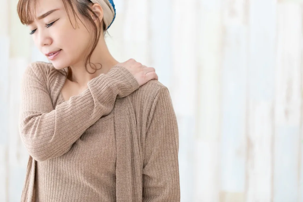 肩が痛む女性