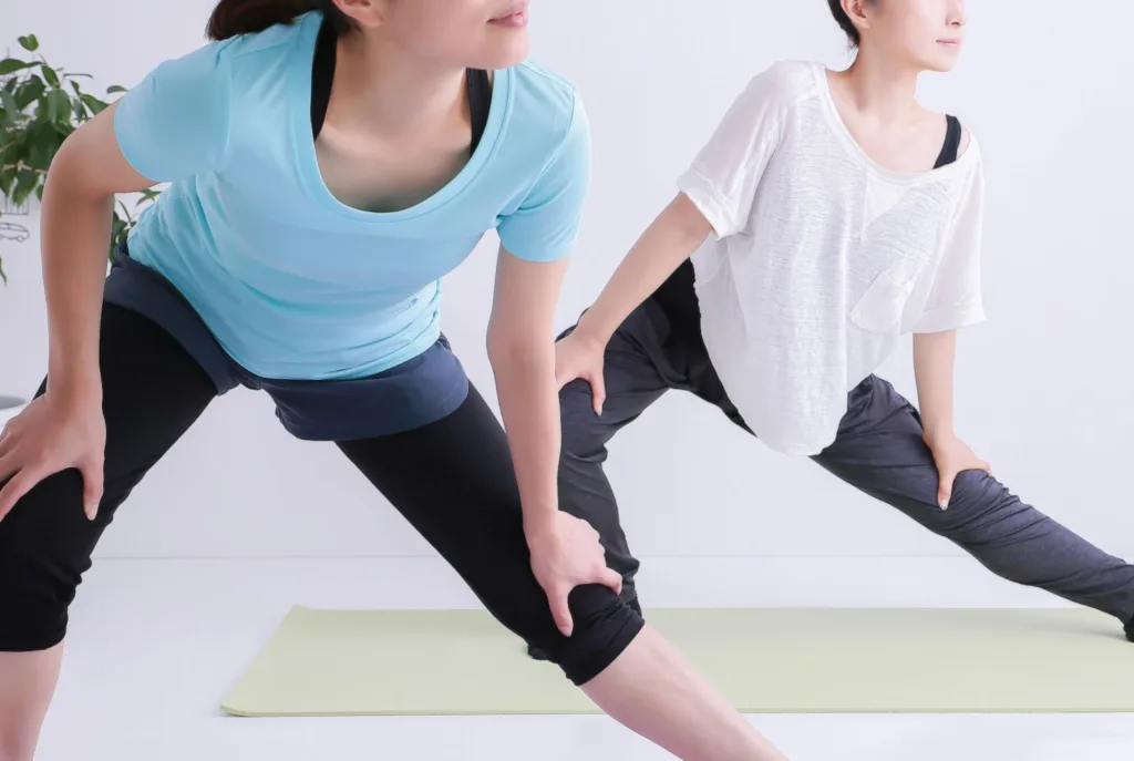ストレッチする二人の女性