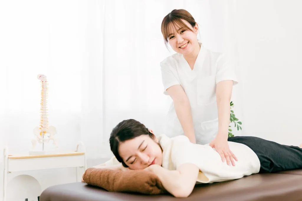 整体の施術を受ける女性