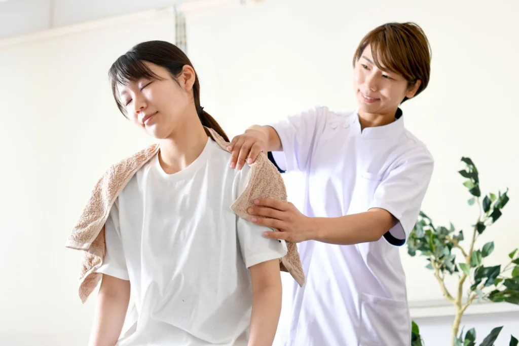 整体を行う整体師と患者