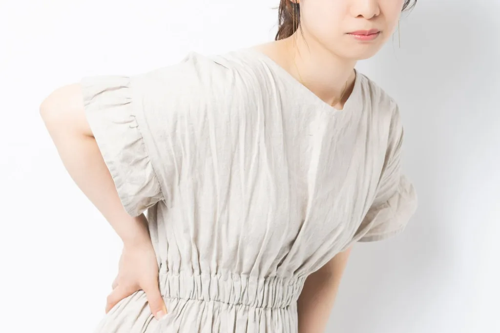 腰を押さえる女性