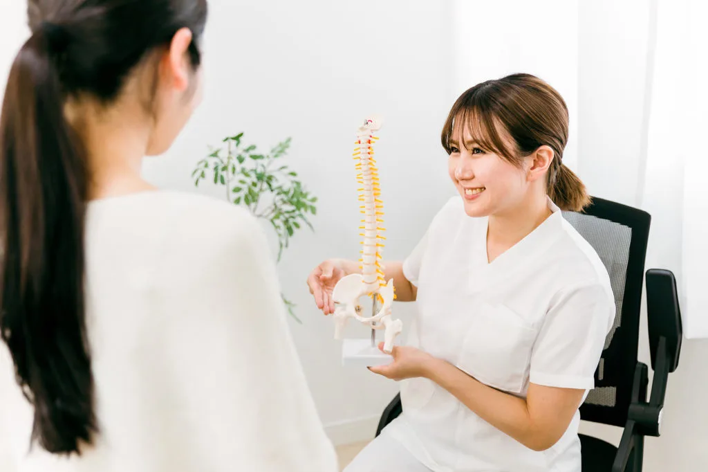 骨格の説明をする女性