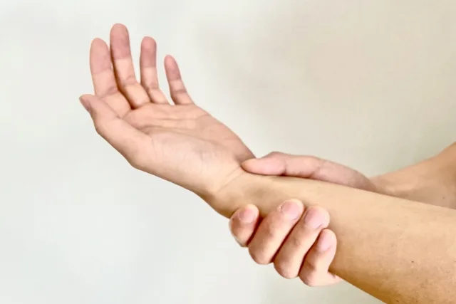 腱鞘炎の痛みによって手首を押さえている