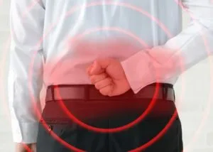 ぎっくり腰で悩む男性