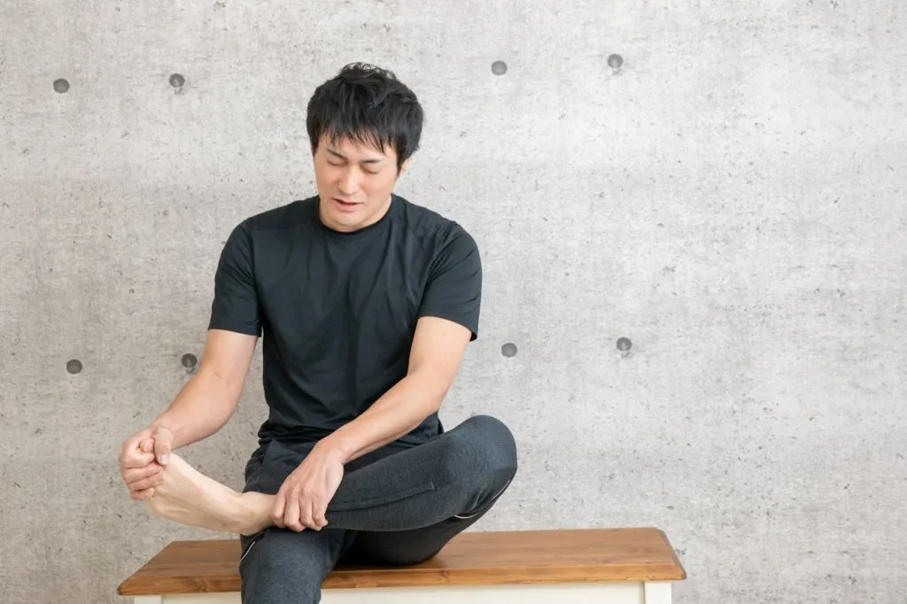 男性が足を押さえる様子