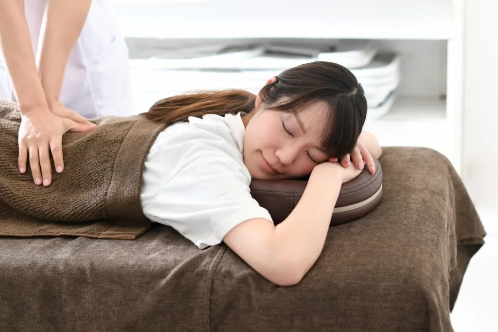 整体で施術を受ける女性
