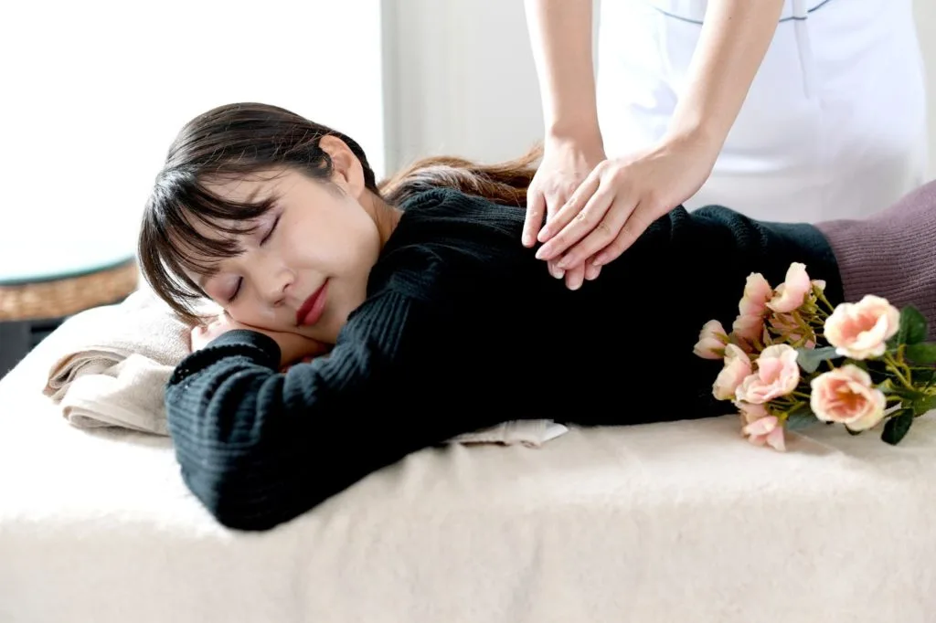 うつ伏せでマッサージを受ける女性