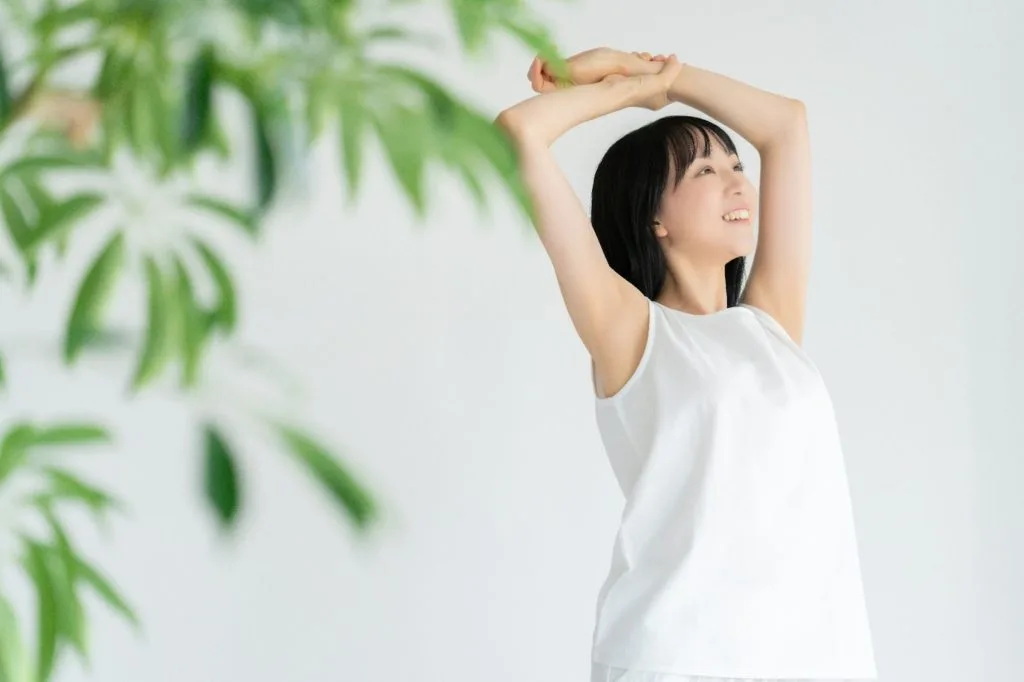 伸びをする女性