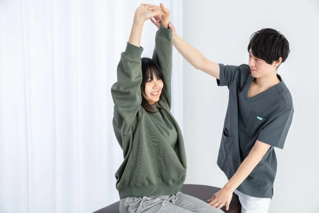 ストレッチの補助をする男性整体師