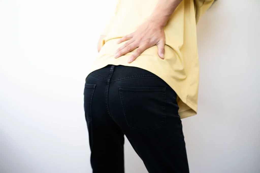 腰に手を当てる様子
