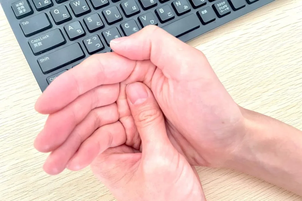 手のひらを押さえる様子