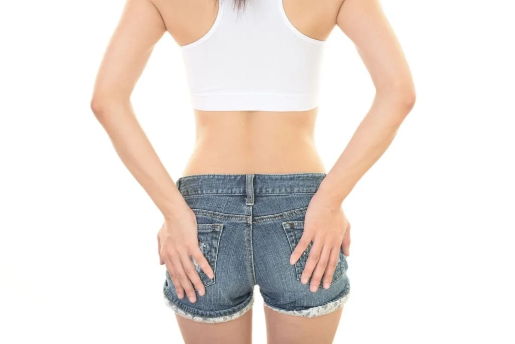 後ろ姿で両手をおしりに当てる様子