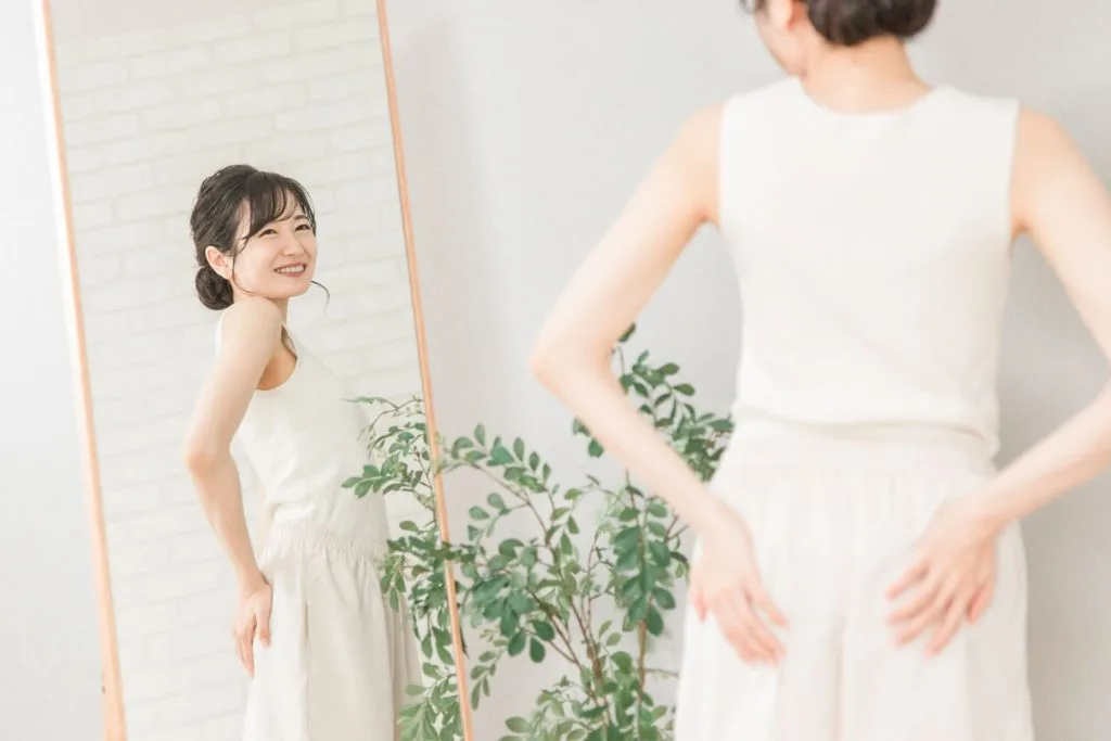 全身鏡でチェックする女性