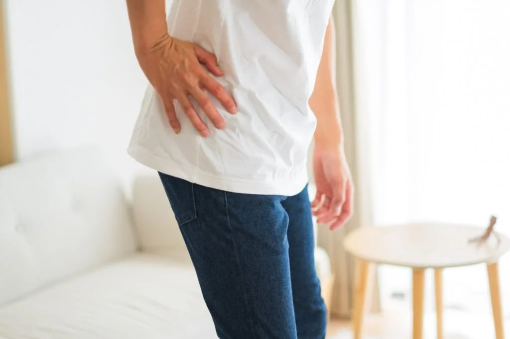 腰痛を気にする男性