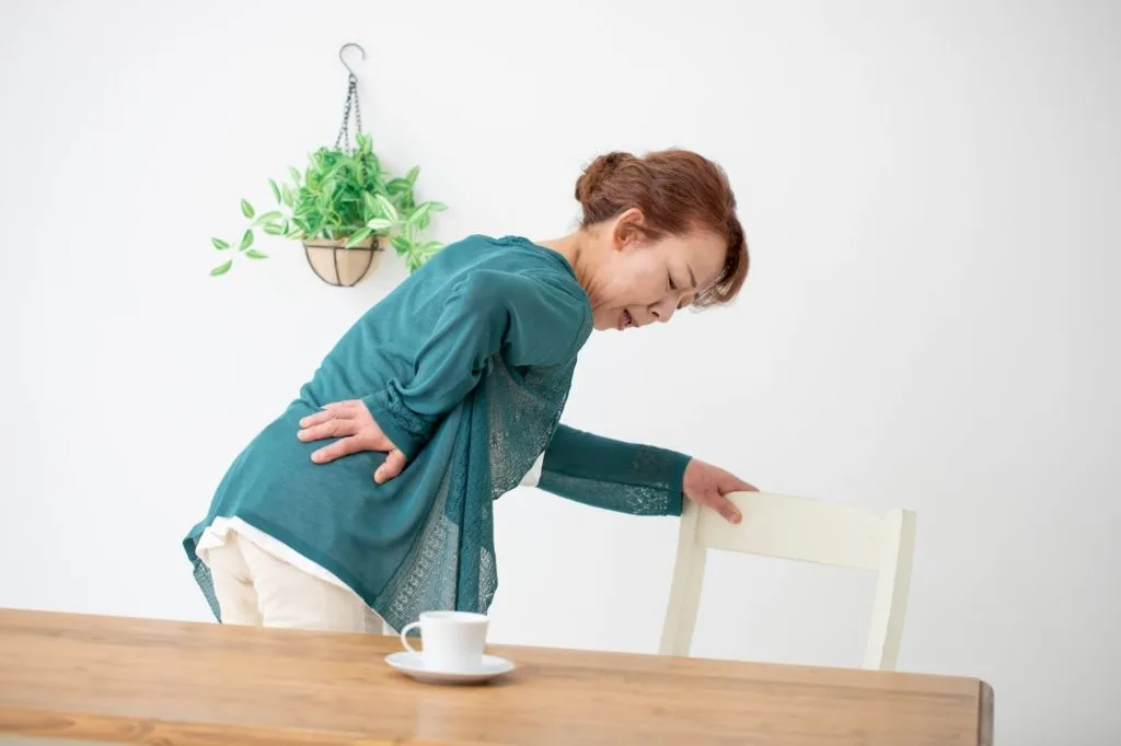 腰痛を気にする女性