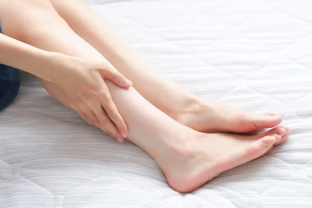 足を気にする様子