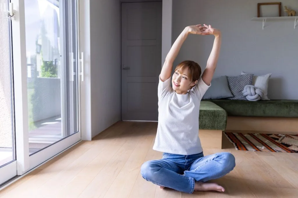 ストレッチをする女性