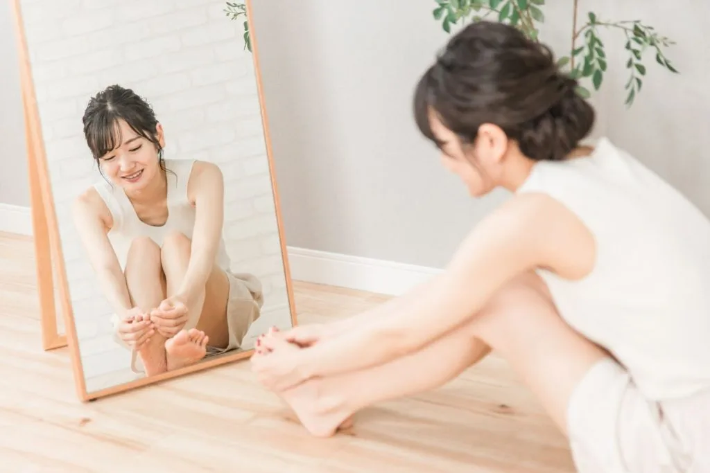 足の指のツボを押す様子