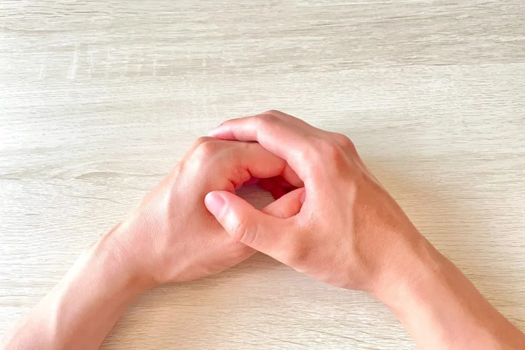 手を重ねて関節を鳴らしている様子