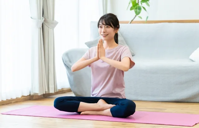 ストレッチをする女性