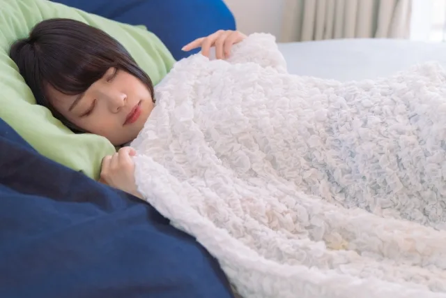寝ている女性
