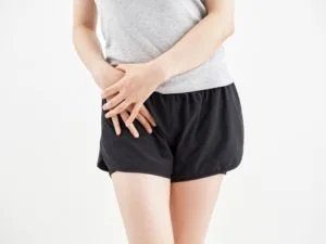 股関節を押さえる女性