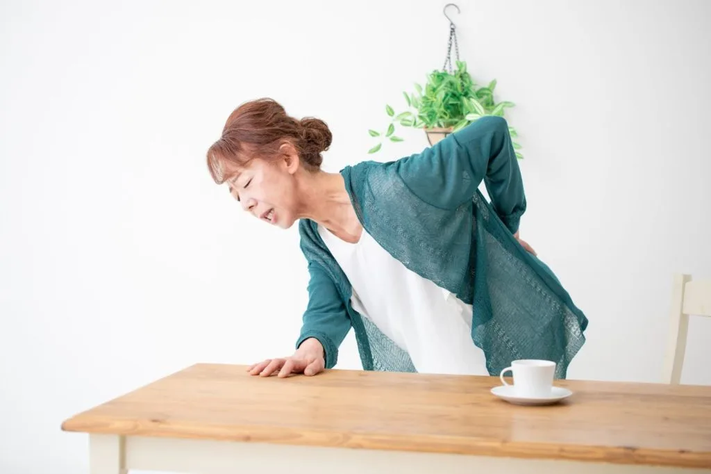 腰痛を気にする女性