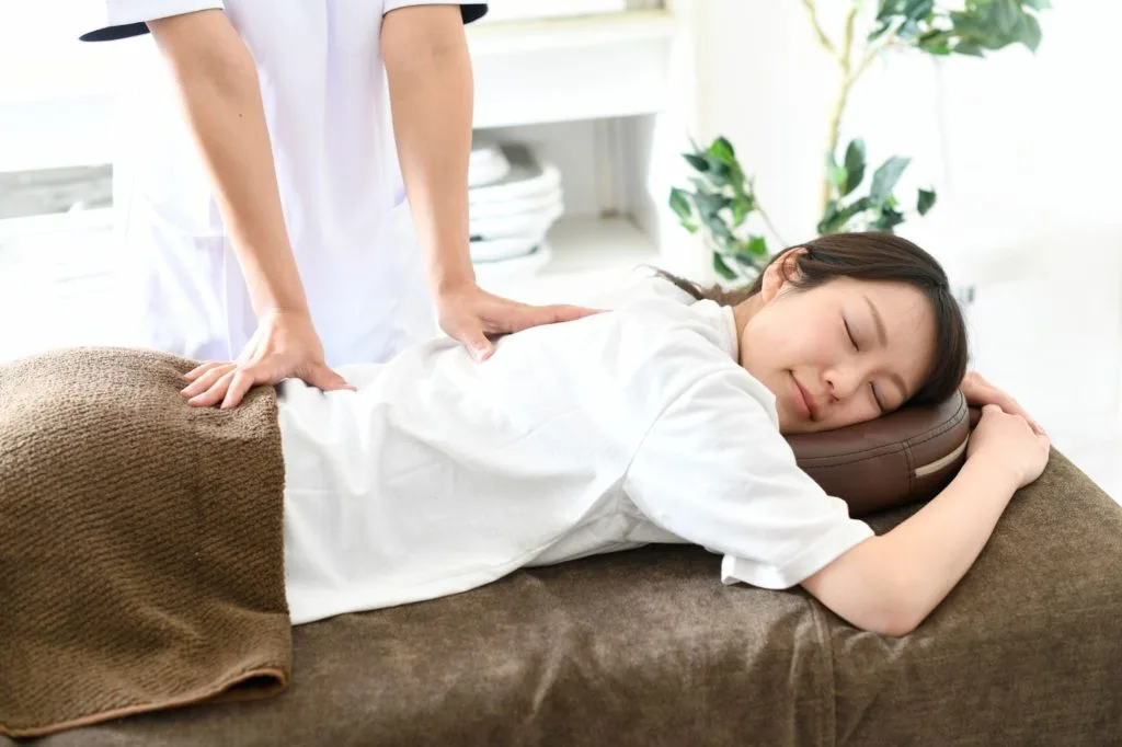 整体を利用する女性