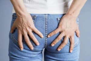 お尻を抑える手