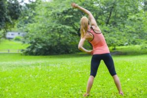 ストレッチ中の女性