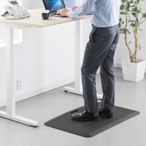 立って仕事をしている人