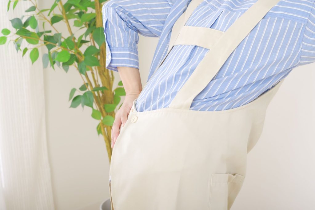 腰に手を当てる様子