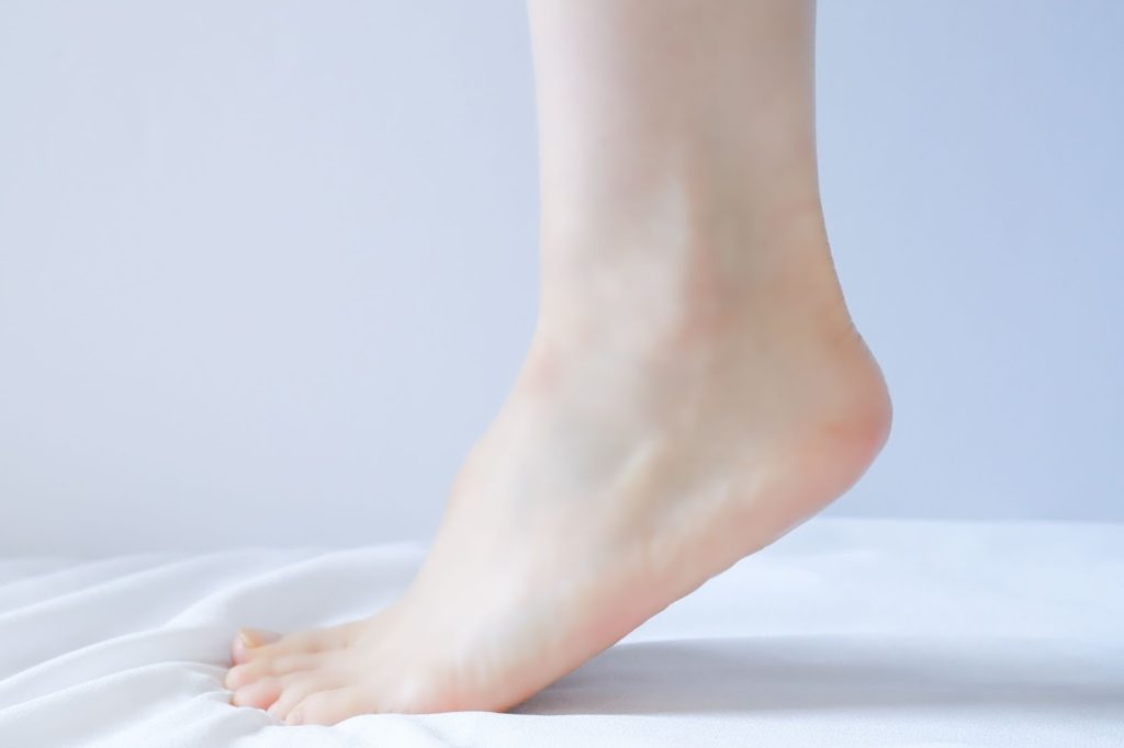 素足でつま先立ちしている様子