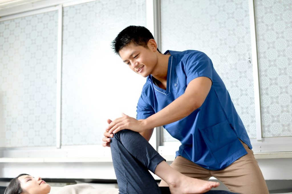 整体師がマッサージしている様子